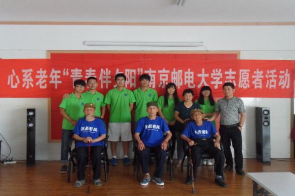 图为志愿者与抗战老兵的合影